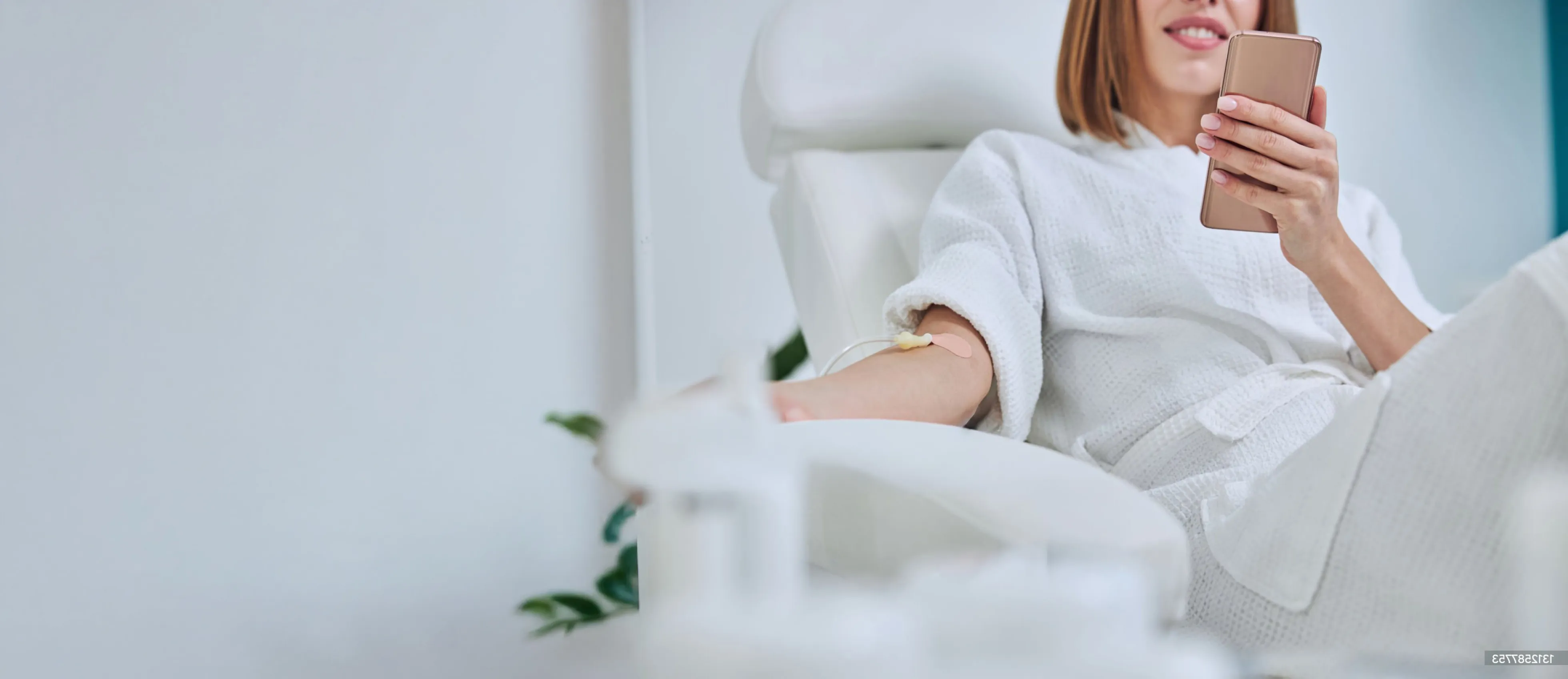 Mujer relajándose con un teléfono