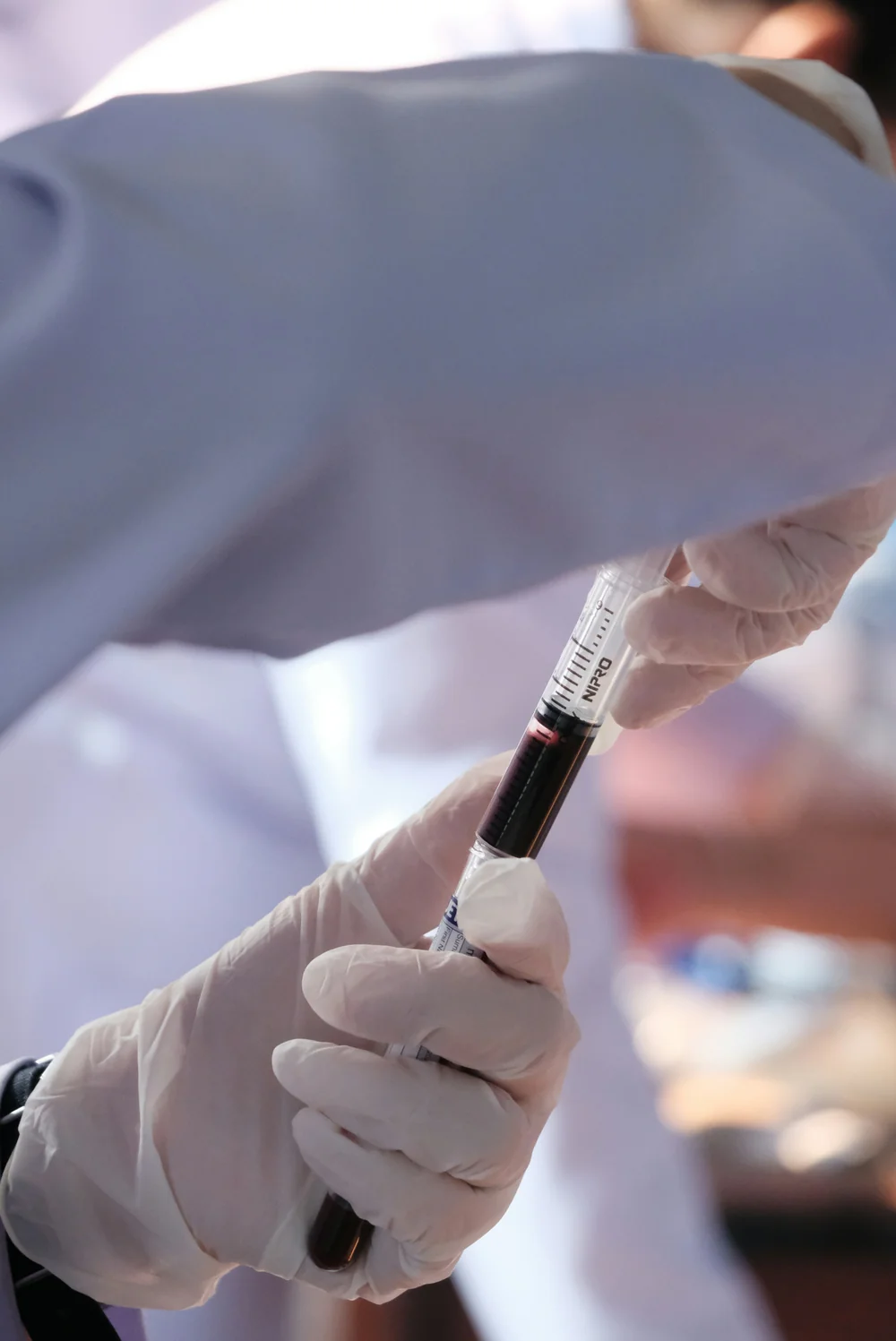У пациента берут кровь для лабораторного исследования — Ideal Medical, Авентура