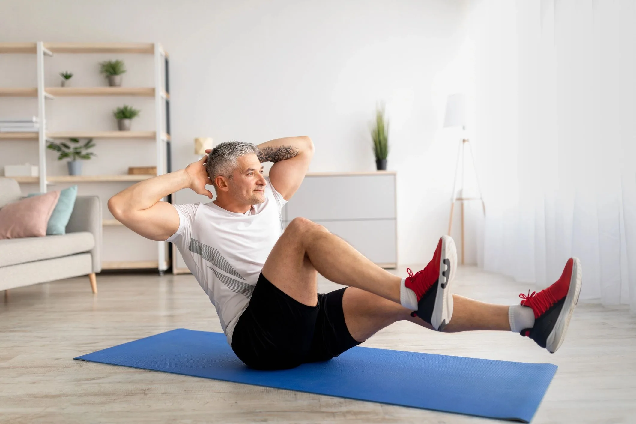 Persona entrenando el core y la estabilidad sobre una colchoneta