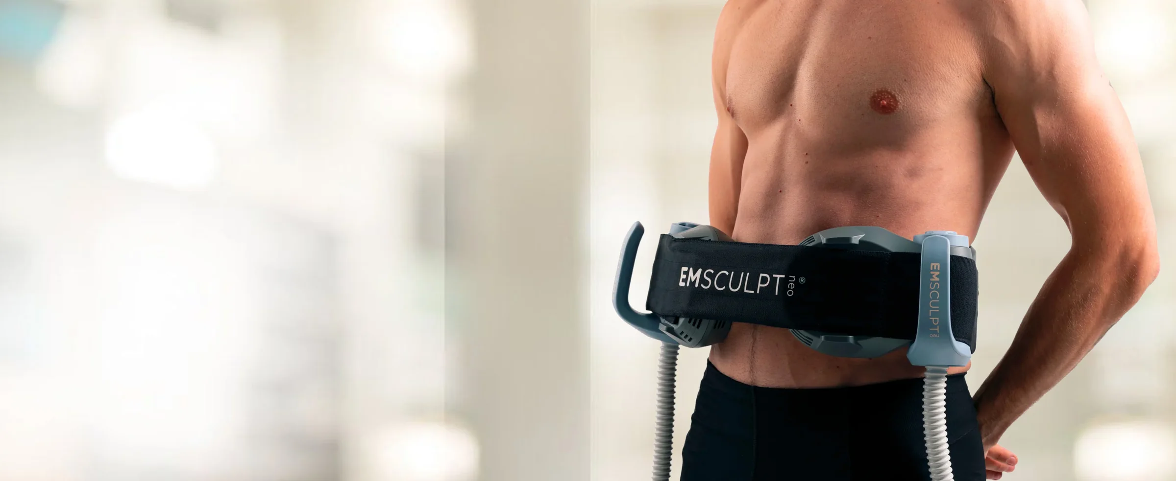 Paciente con el aplicador de Emsculpt Neo — tratamiento de modelado corporal