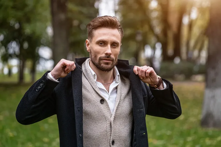 Hombre disfrutando de una confianza renovada al aire libre