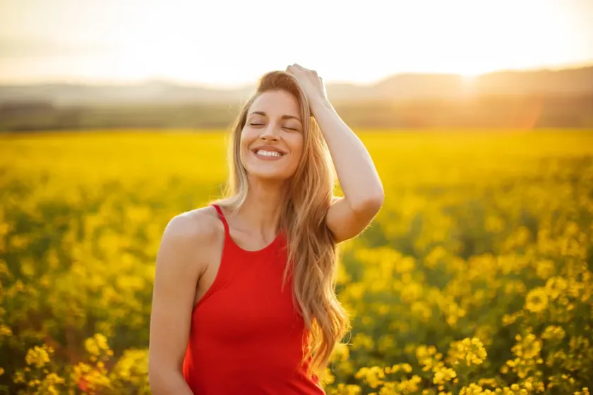 Mujer disfrutando de una mayor confianza al aire libre