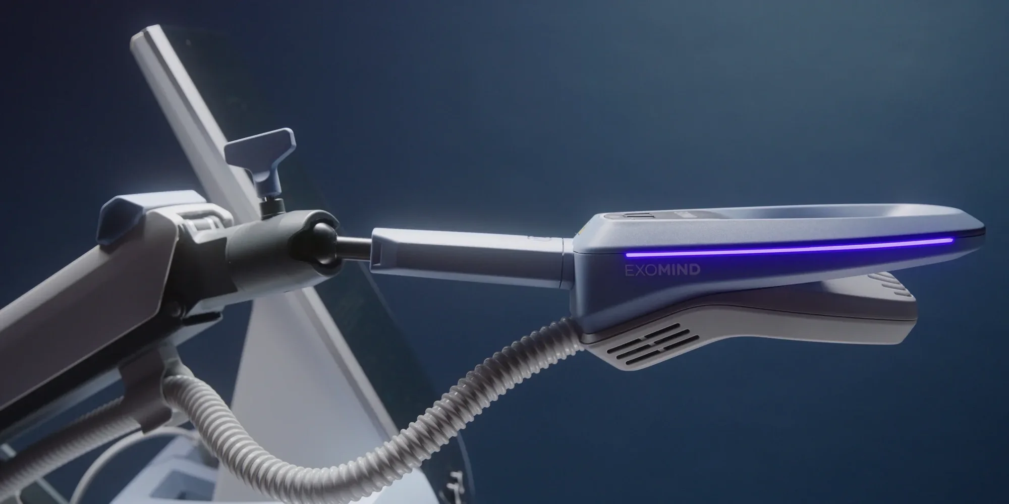 Primer plano del equipo de EMT de ExoMind con la bobina iluminada