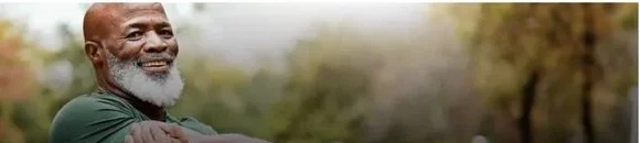 Adulto mayor activo estirándose al aire libre