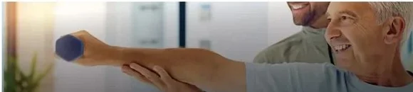 Paciente haciendo ejercicios de rehabilitación guiados con un terapeuta