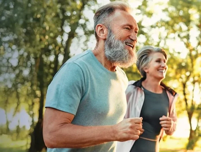 Pareja madura y activa corriendo al aire libre — Emsculpt Neo para el bienestar funcional