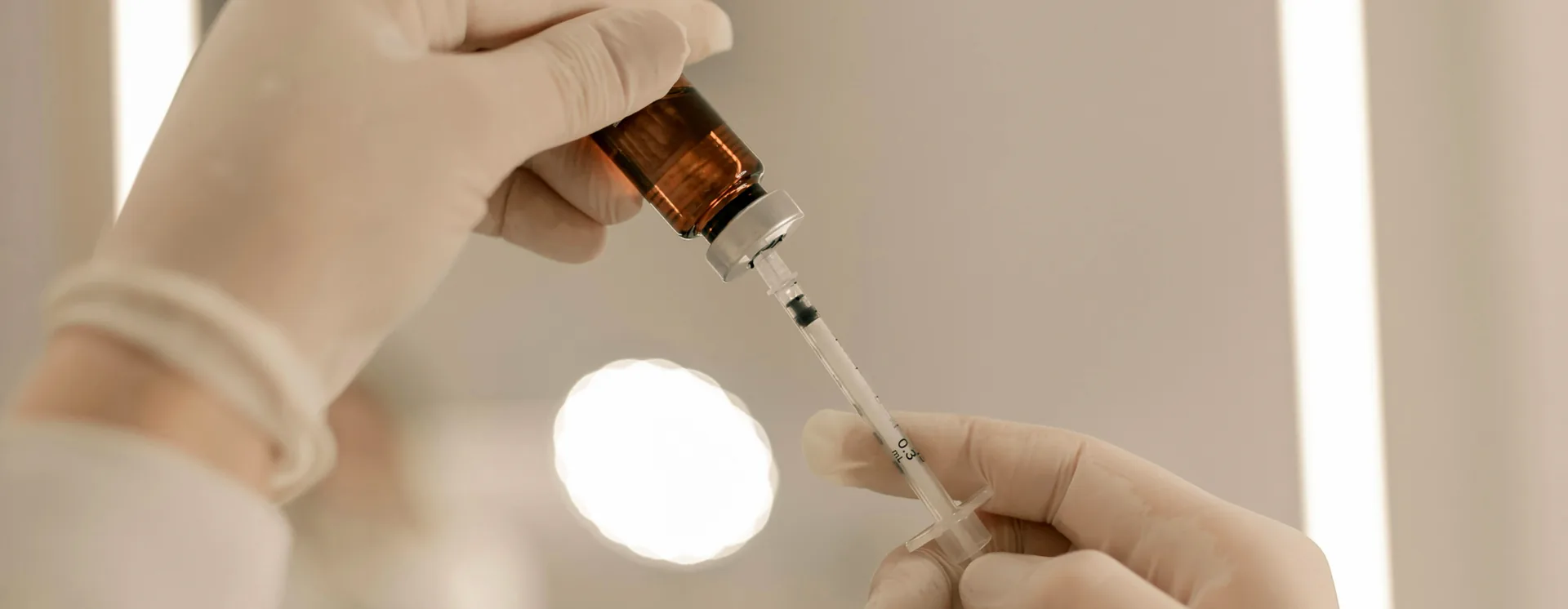 Profesional preparando una inyección hormonal precisa — Ideal Medical, Aventura