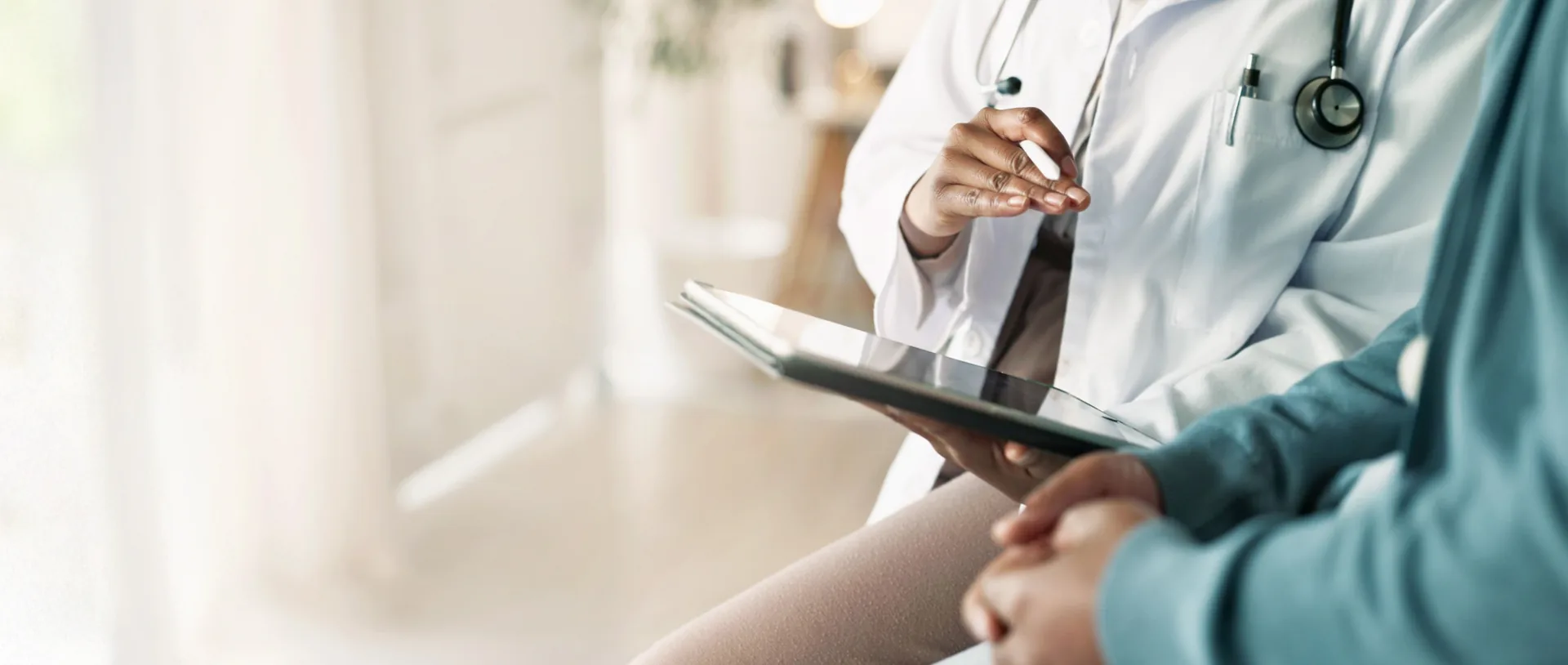 Profesional de la salud revisando los resultados de laboratorio hormonales de un paciente en una clínica de Aventura