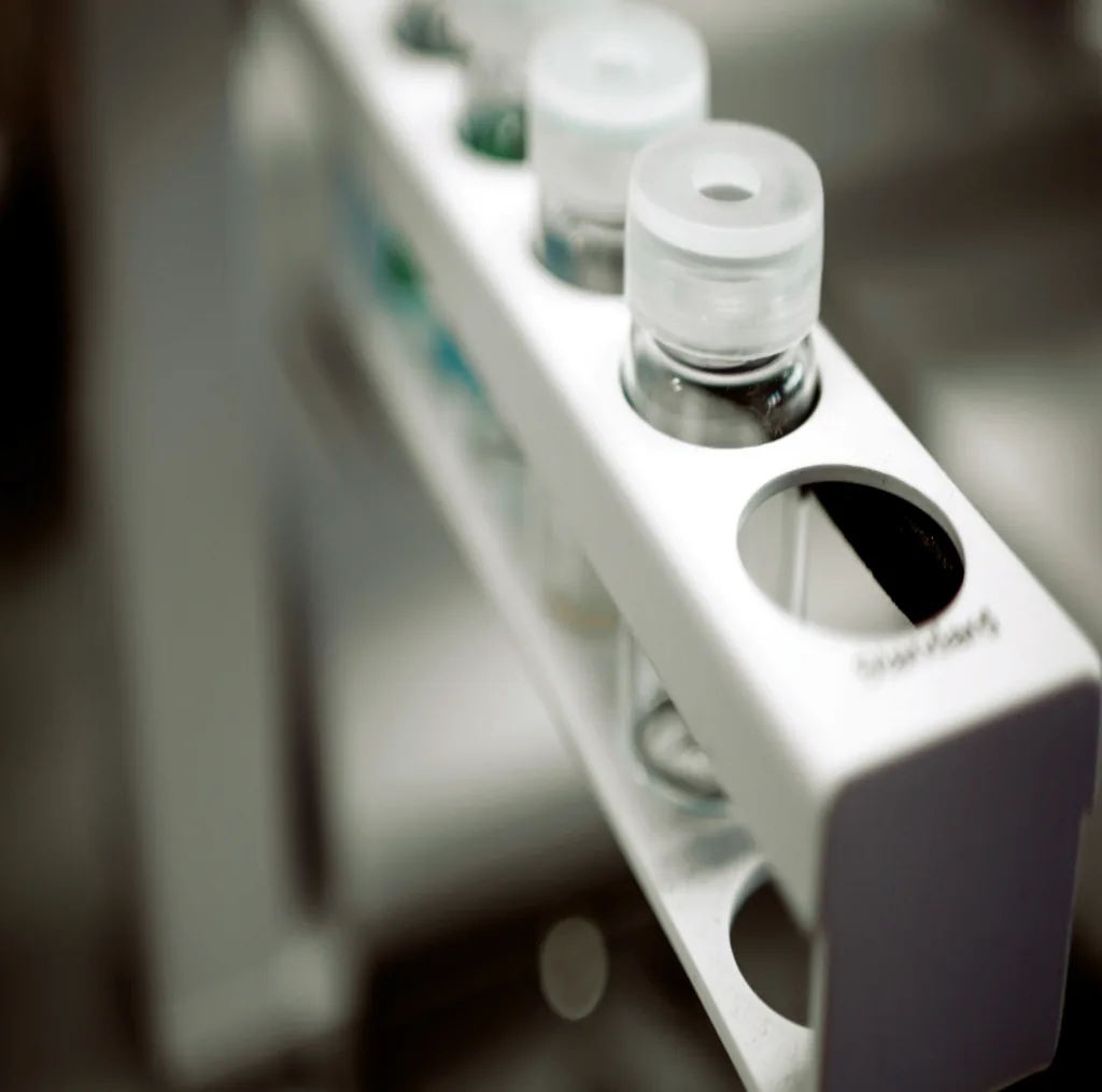 Viales de hormonas bioidénticas — clínica Ideal Medical