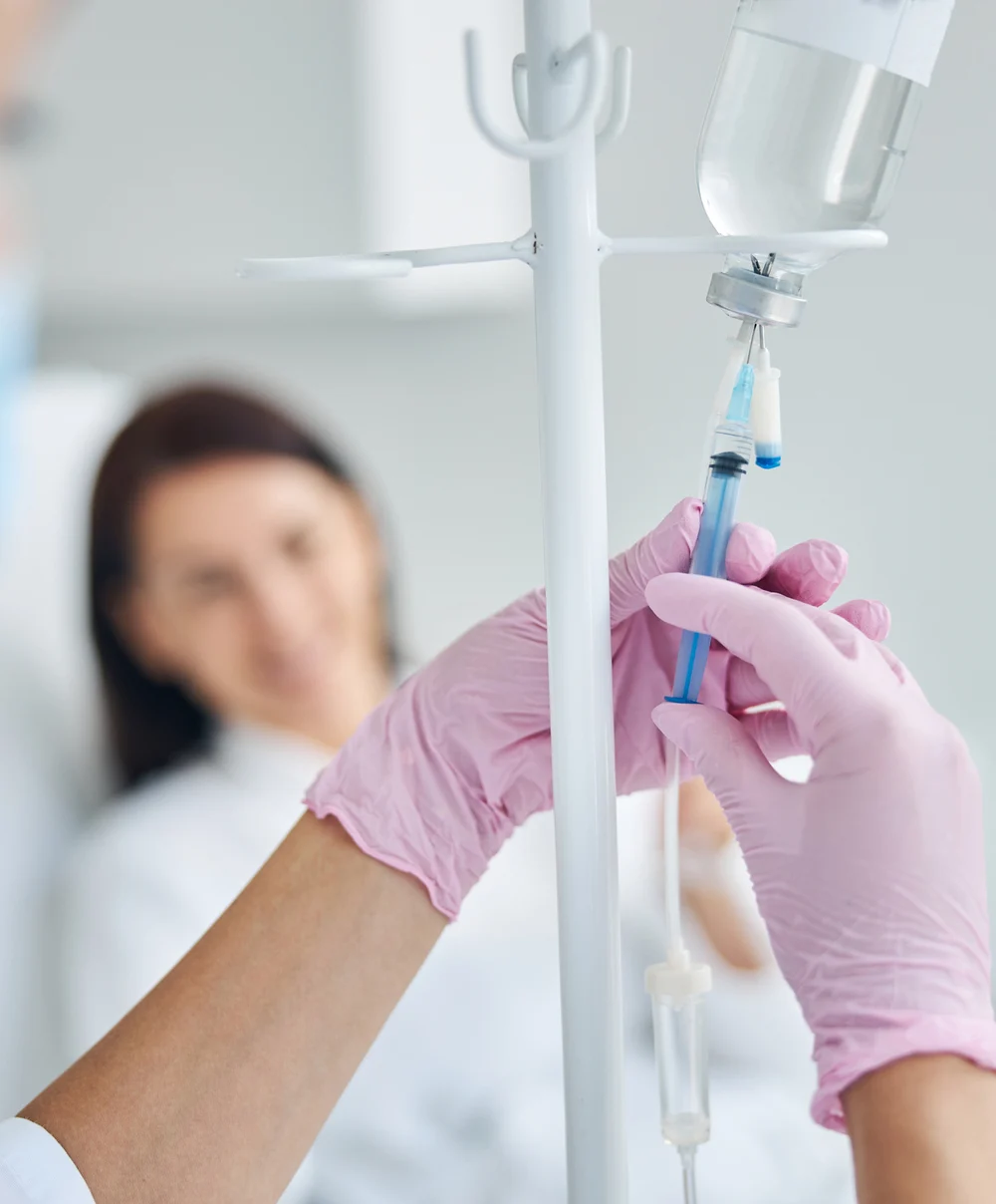 Пациент на внутривенной инфузии, которую проводит медицинский специалист — Ideal Medical, Авентура